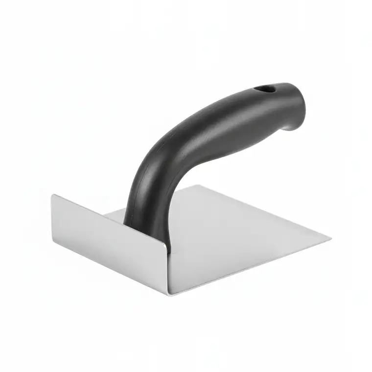 Zestaw podstawowych narzędzi do ręcznego tynkowania gipsem w pokoju 12 m², ułożony na podłodze przed rozpoczęciem prac