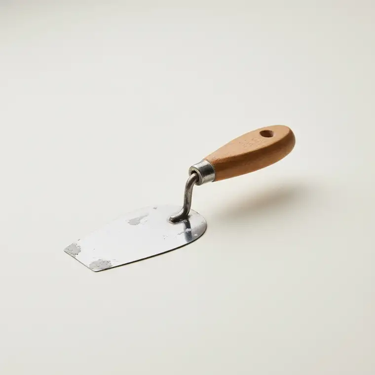 Zbliżenie na ścianę z miejscową naprawą gładzi, pokazujące jak uniknąć różnic w fakturze przy miejscowym wyrównaniu ściany pod malowanie w ostrym świetle bocznym