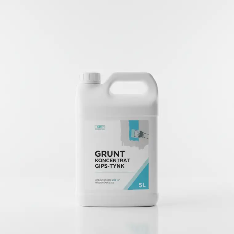 Malarz gruntujący wałkiem dużą ścianę przed tynkowaniem gipsowym, pokazujący jak tanio i dokładnie przygotować 200 m² ścian pod tynk